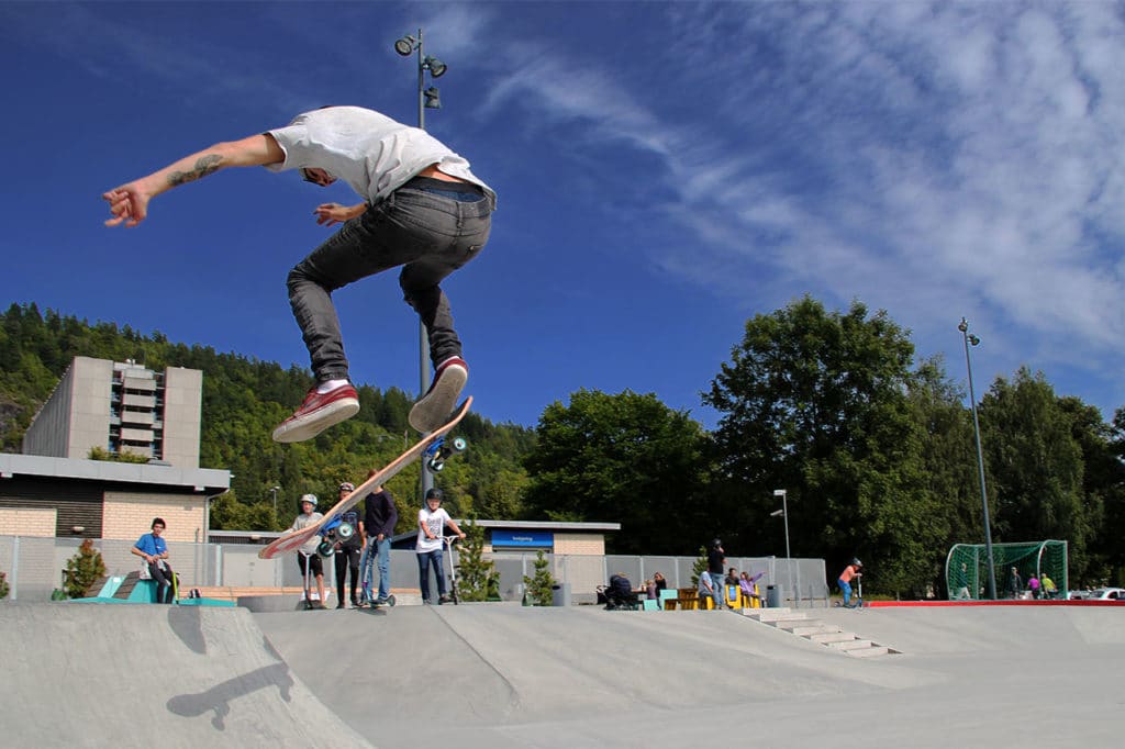 Skater og sparkesykler i betongparken i Byparken